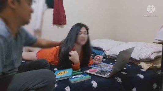 Parodi Kakak Adek Saling Bercumbu Di Kamar